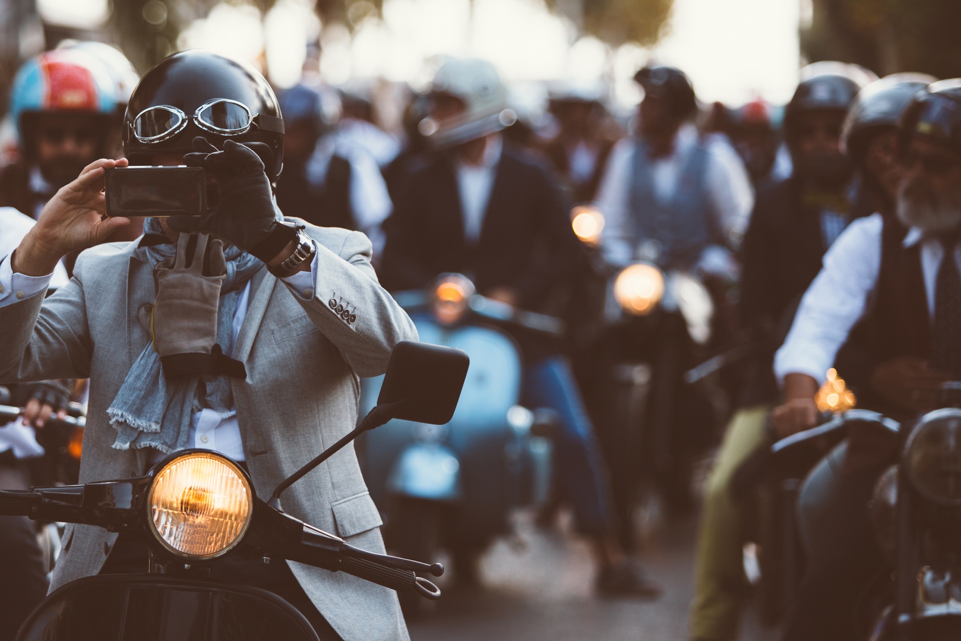 Grupo de motociclistas na rua