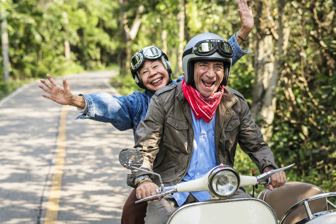 Casal em motocicleta vintage ao entardecer