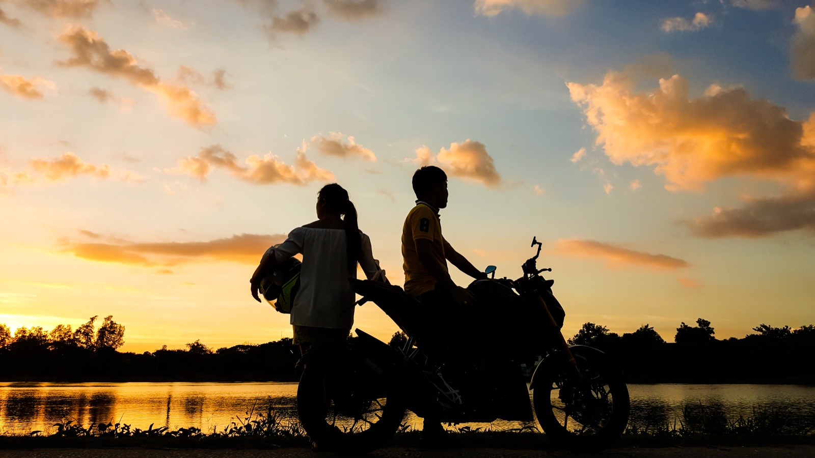 Motociclista ao pôr do sol
