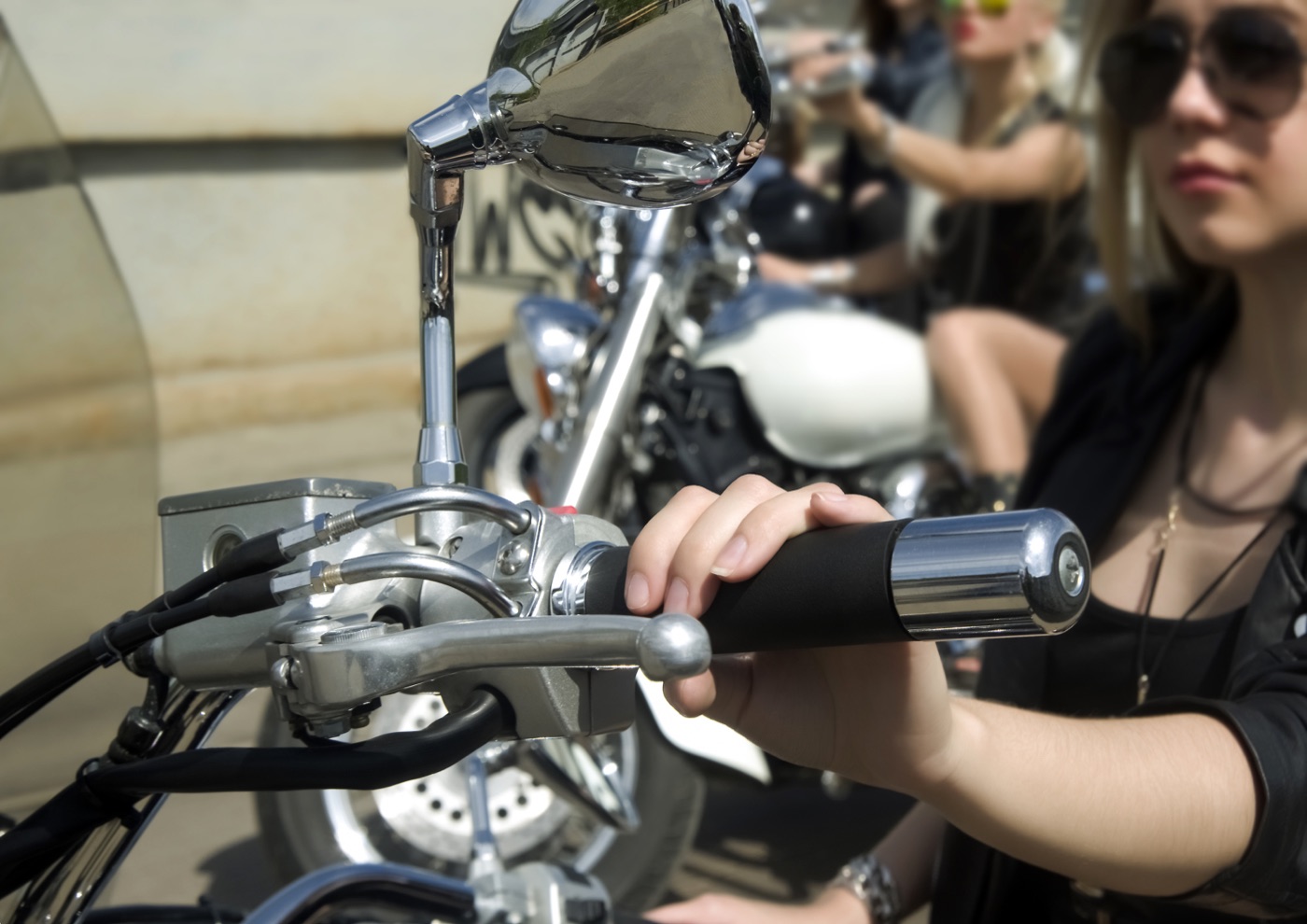 Três motociclistas em chopper