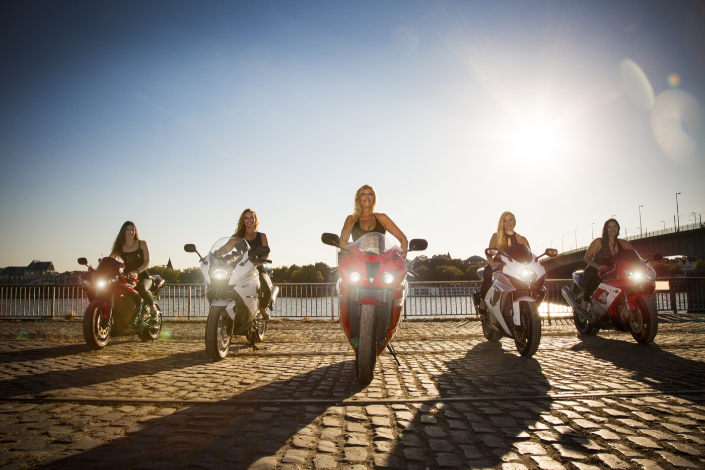 Grupo de motociclistas mulheres